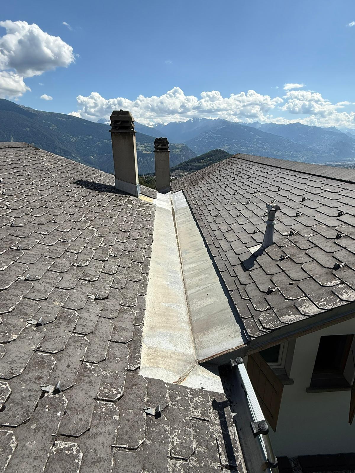 Réfection complète de la noue et des garnitures de cheminée - Avant Travaux