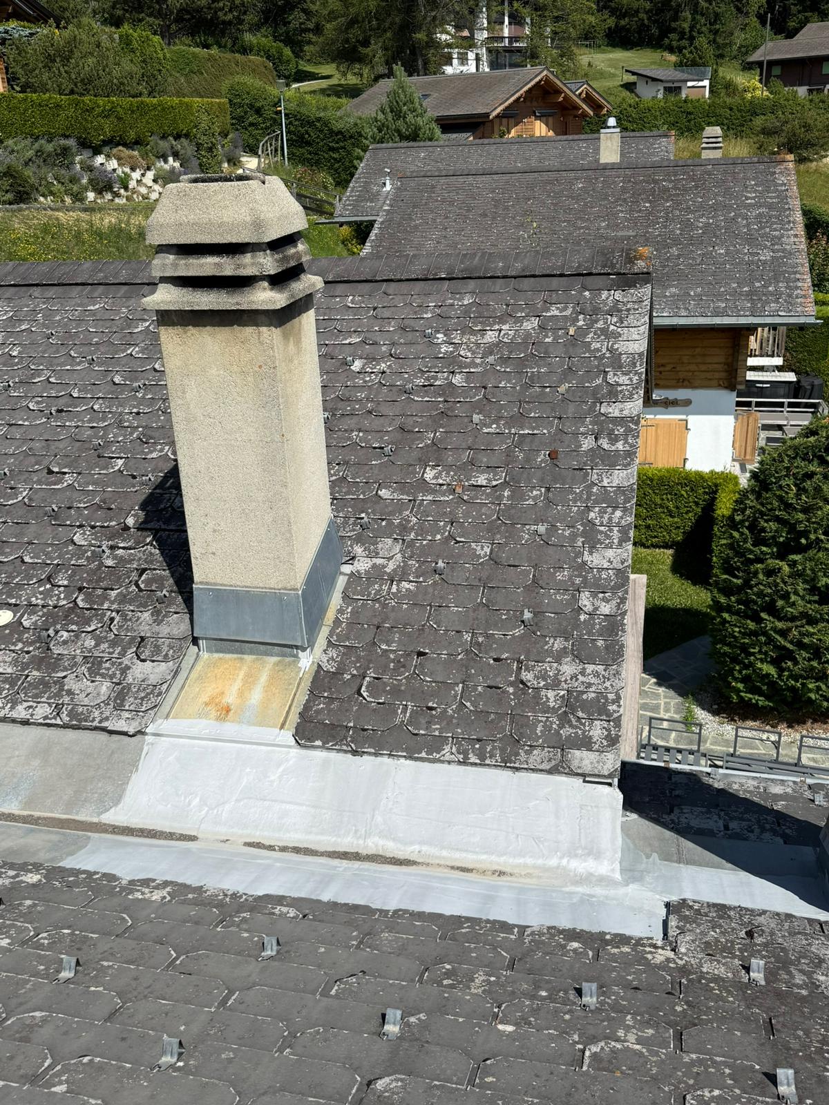 Réfection complète de la noue et des garnitures de cheminée - Avant Travaux