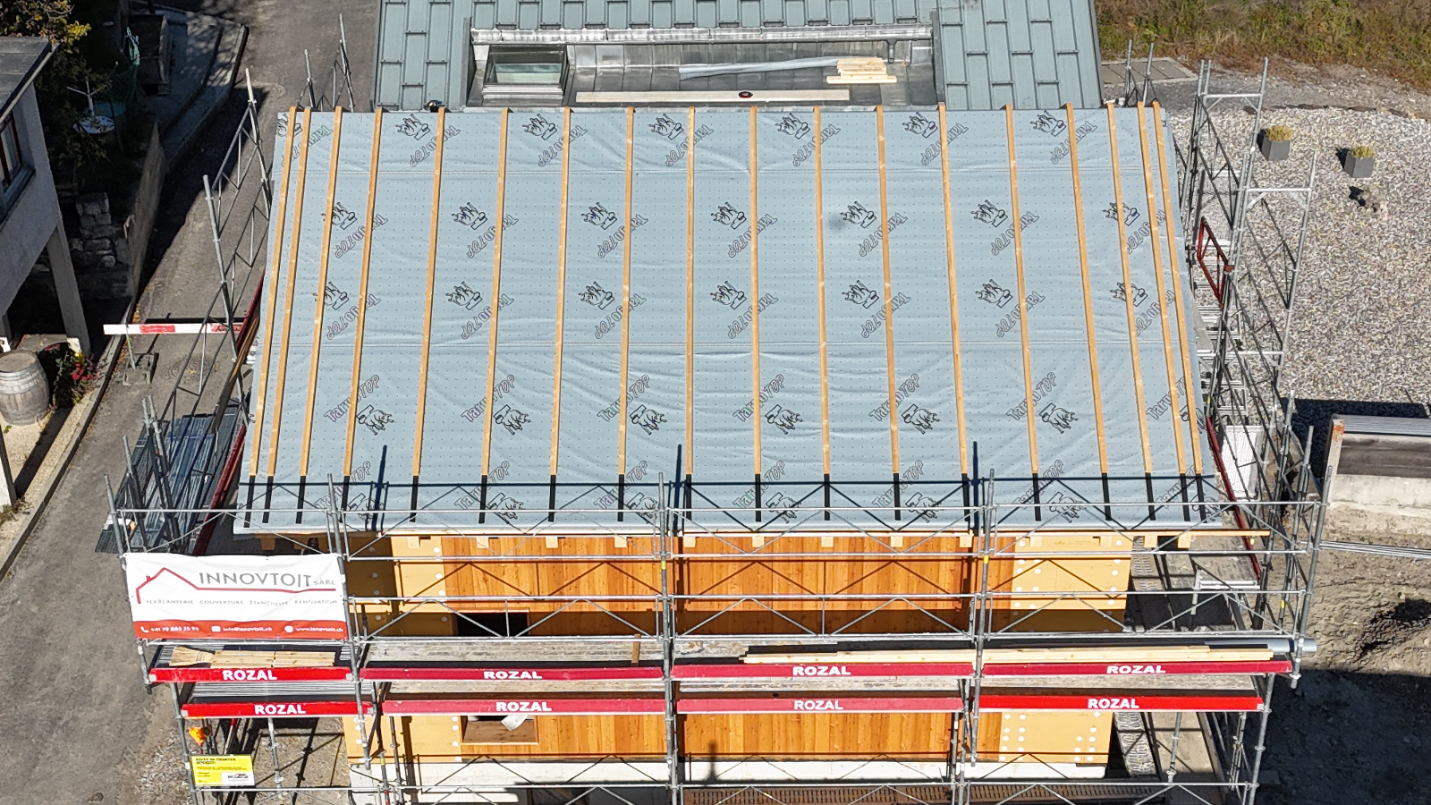 Toiture complète d'une ancienne grange de village transformée en maison individuelle - Pendant