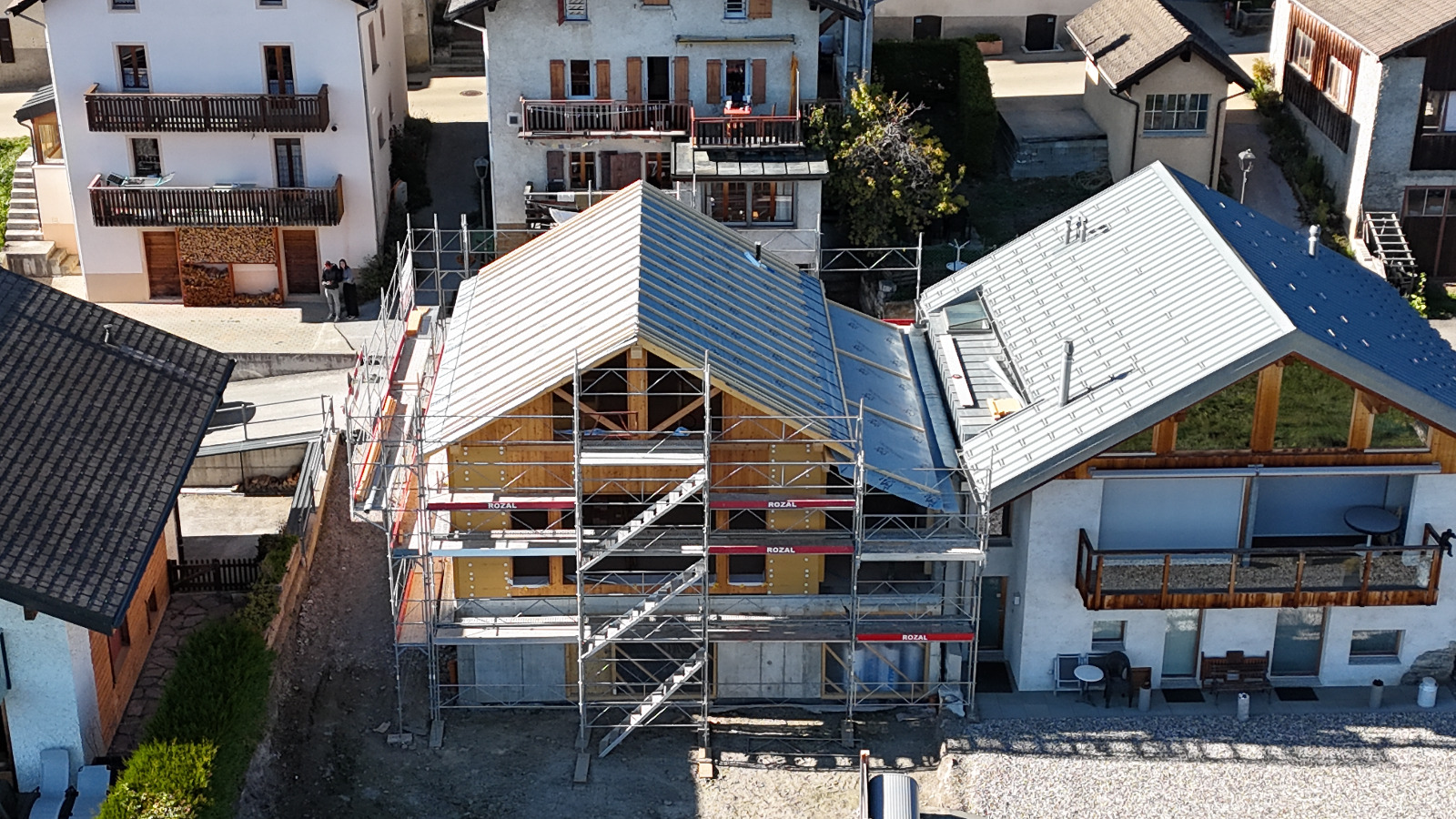 Toiture complète d'une ancienne grange de village transformée en maison individuelle - Pendant